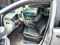 2008 Chrysler Town and Country, cold ac, 3rd row, runs good! Olney, Philly - Image 4