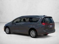 2022 Chrysler Pacifica Touring L AUTONATION Call (904) 329-7804 or MESSAGE/CHAT to confirm availability - Image 9