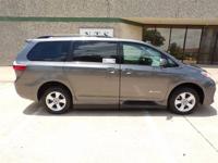 19 TOYOTA SIENNA LE HANDICAPPED WHEELCHAIR MOBILITY POWER RAMP VAN Irving, TX - Image 3