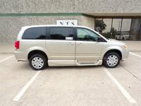 DODGE GRAND CARAVAN SE HANDICAPPED WHEELCHAIR POWER RAMP VAN Irving, TX - Image 3