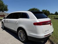 2019 Lincoln MKT AWD Norman - Image 8