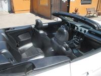2019 Ford Mustang GT Premium Convertible/Super Sharp and Fast/Runs NEW cave creek/union hills - Image 4