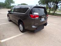 23 CHRYSLER VOYAGER LX HANDICAP WHEELCHAIR REAR ENTRY RAMP VAN Irving, TX - Image 7