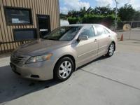 2009 TOYOTA CAMRY LE - Image 2