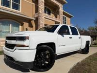 2018 Chevy Silverado Crew Cab 5.3L Clean Car Fax Soth Houston - Image 2