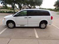 19 DODGE GRAND CARAVAN SE MOBILITY HANDICAP WHEELCHAIR MANUAL RAMP VAN Irving, TX - Image 7