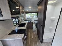 2024 KEYSTONE HIDEOUT 200 RL + Gator Truck Center of Ocala - Image 9