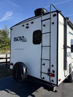 2017 FLAGSTAFF LITE 19 FD TRAVE TRAILER + Gator Truck Center of Ocala - Image 7