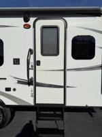 2017 FLAGSTAFF LITE 19 FD TRAVE TRAILER + Gator Truck Center of Ocala - Image 9