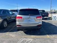 2018 Kia Sorento Clean Carfax, Clean Title and one owner Houston - Image 4