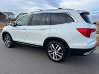 2017 Honda Pilot Touring w/Navigation and Rear DVD 1 OWNER Aurora - Image 5
