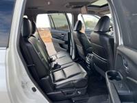 2017 Honda Pilot Touring w/Navigation and Rear DVD 1 OWNER Aurora - Image 10