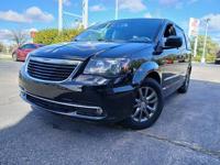 2016 CHRYSLER TOWN AND COUNTRY WAUKEGAN, ILLINOIS