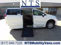 21 CHRYSLER VOYAGER L Xi HANDICAP WHEELCHAIR MANUAL RAMP VAN PACIFICA Irving, TX - Image 2