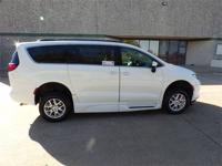 21 CHRYSLER VOYAGER L Xi HANDICAP WHEELCHAIR MANUAL RAMP VAN PACIFICA Irving, TX - Image 3