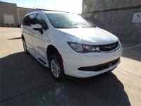 21 CHRYSLER VOYAGER L Xi HANDICAP WHEELCHAIR MANUAL RAMP VAN PACIFICA Irving, TX - Image 4