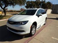 21 CHRYSLER VOYAGER L Xi HANDICAP WHEELCHAIR MANUAL RAMP VAN PACIFICA Irving, TX - Image 5