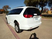 21 CHRYSLER VOYAGER L Xi HANDICAP WHEELCHAIR MANUAL RAMP VAN PACIFICA Irving, TX - Image 7