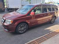 2017 Dodge Grand Caravan Sxt/Leather/Captain Chairs/Runs Perfect TLC/Uber/LFT /2k Dn 299mth/New Hyde Park - Image 2