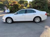 2010 Ford Fusion Hybrid | 40+ MPG | Clean title | Reliable Vancouver - Image 4
