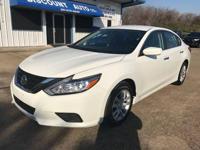 2018 Nissan Altima Your Job is Your Credit Here! Houston - Image 2