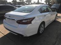 2018 Nissan Altima Your Job is Your Credit Here! Houston - Image 4