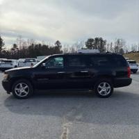 2011 Chevrolet Suburban - FINANCING AVAILABLE! - DEALMAKER AUTO SALES - - Image 3