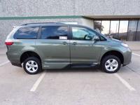 21K MILE TOYOTA SIENNA LE HANDICAP WHEELCHAIR POWER RAMP VAN Irving, TX - Image 3