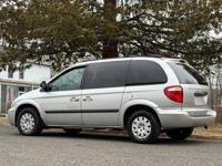 2006 Chrysler Town & Country Base 4dr Mini Van East Brunswick, NJ - Image 4