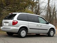 2006 Chrysler Town & Country Base 4dr Mini Van East Brunswick, NJ - Image 5