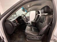 2013 GMC Yukon XL SLT Sport Utility 4X4 / 3RD ROW SEAT/Backup Cam 1/2 Ton + MM Investment Cars-Gladstone / WE SHIP NATIONWIDE - Image 10