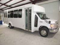 2022 ford E450 MINIBUS SEATING 20 PASSENGERS WITH WHEEL CHAIR LIFT - Image 4