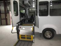 2022 ford E450 MINIBUS SEATING 20 PASSENGERS WITH WHEEL CHAIR LIFT - Image 7