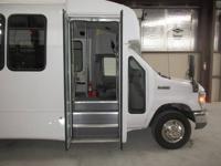 2022 ford E450 MINIBUS SEATING 20 PASSENGERS WITH WHEEL CHAIR LIFT - Image 8