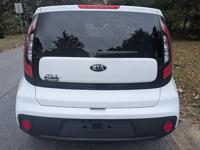 KIA SOUL SUV -ONLY 20,000 MILES-STICKSHIFT-KIA DEALER SERVICED- 35 MPG POWDER SPRINGS - Image 5