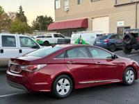 2012 Hyundai Sonata Hybrid – Leather – Low Miles – Excellent Value hybrid in Beaverton - Image 6