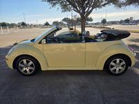 2006 Volkswagen New Beetle 2.5 Convertible 2D - Image 3