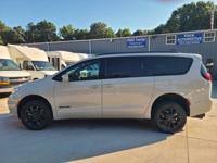 2021 Chrysler Pacifica Touring Wheelchair Accessible Mobility Ramp Van otp east - Image 3