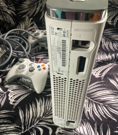 xbox-360-with-two-controllers-big-4
