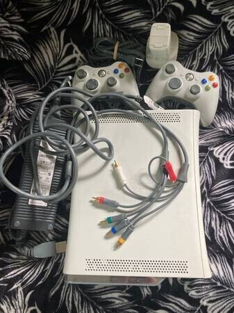 xbox-360-with-two-controllers-big-0